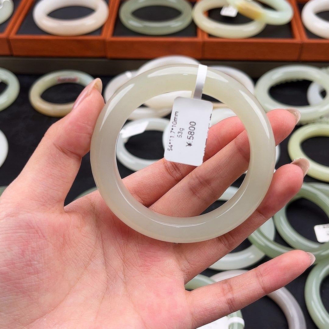 和田玉未镶嵌手镯