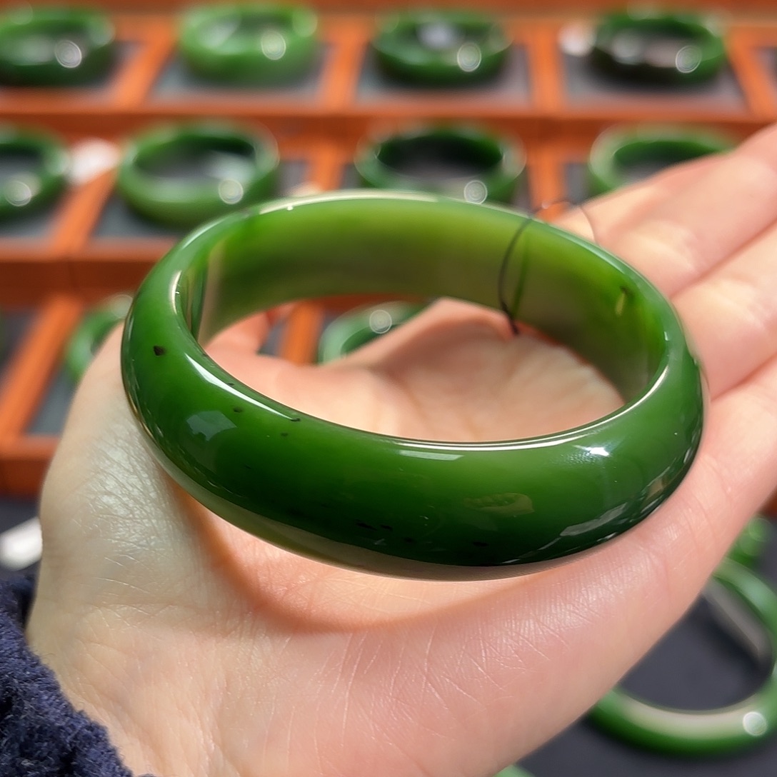 和田玉（碧玉）未镶嵌手镯菠菜绿偏粉阳绿