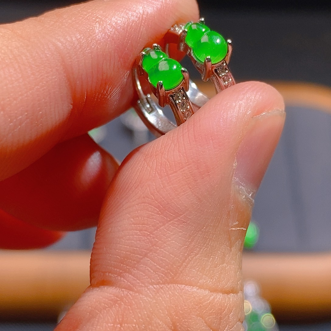 翡翠耳饰未镶嵌             