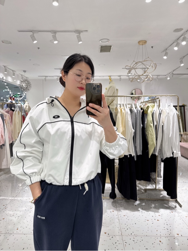 麦寻春季纯色圆领常规款短款长袖女短外套立领户外梭织百搭运动风