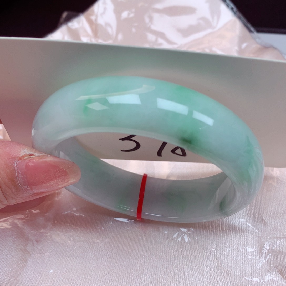 翡翠手镯未镶嵌翡翠