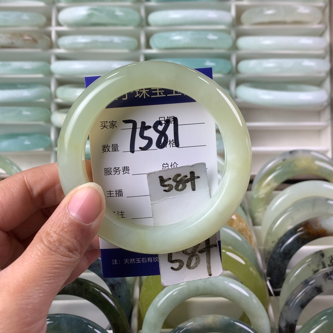 蛇纹石玉手镯未镶嵌7581