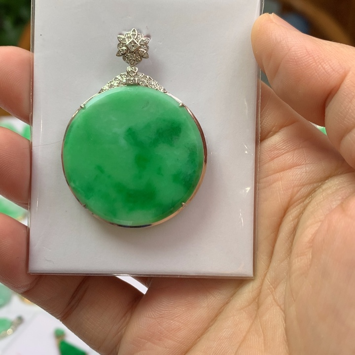 翡翠颈饰18K金镶嵌翡翠吊坠