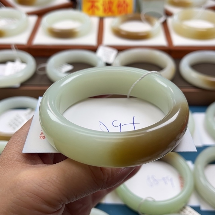 和田玉手镯未镶嵌