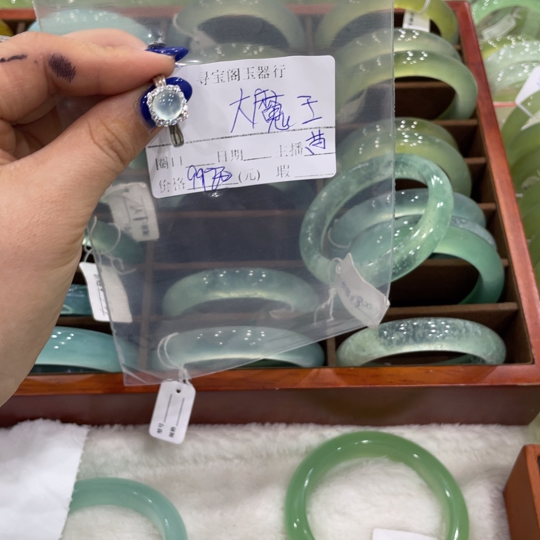 大***n蛇纹石玉未镶嵌手镯