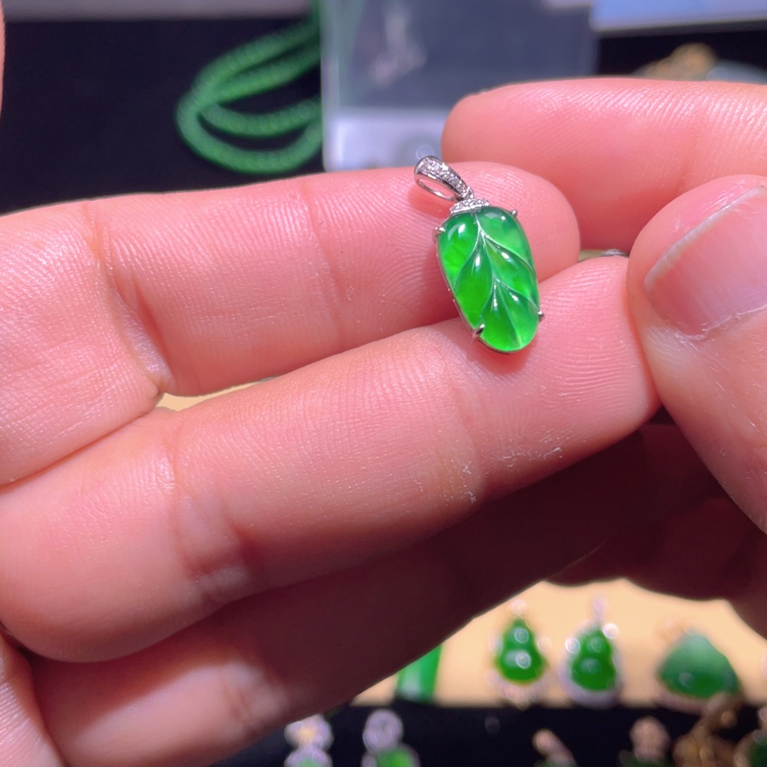 翡翠颈饰18K金镶嵌翡翠