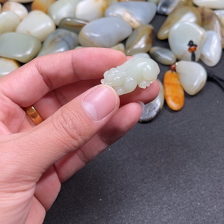 和田玉未镶嵌吊坠(赠链)