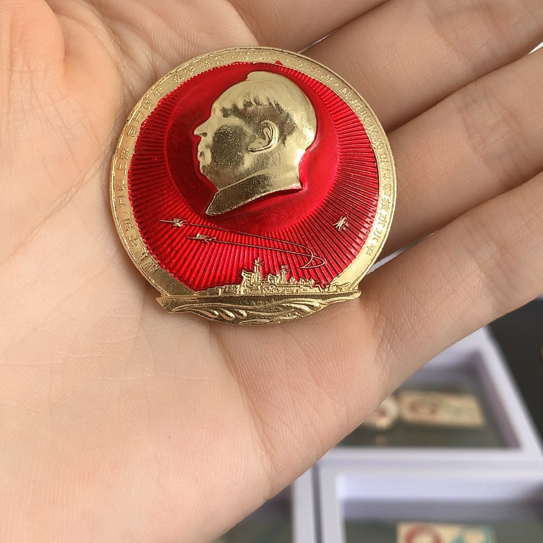 铝红色纪念章科学