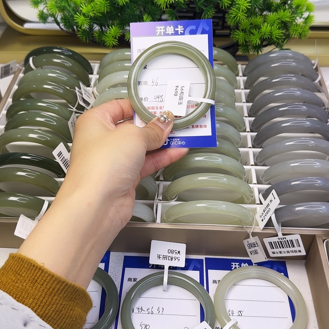 和田玉未镶嵌手镯