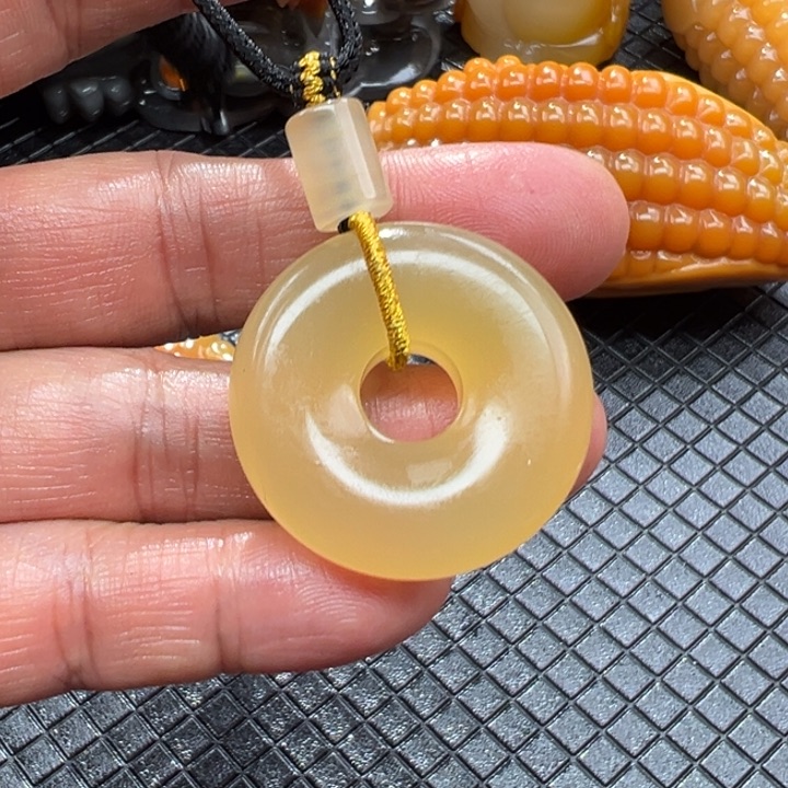 石英质玉（黄龙玉）颈饰合金