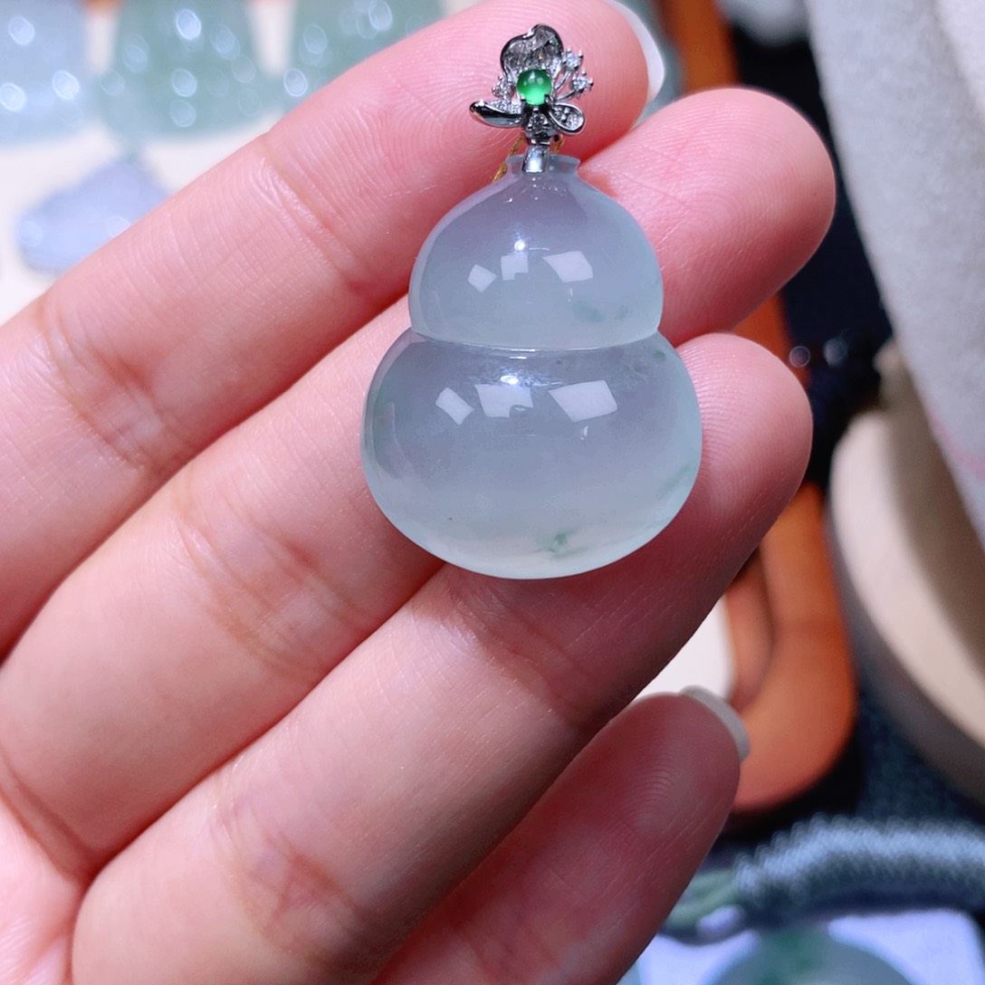 颈饰18K金镶嵌翡翠葫芦