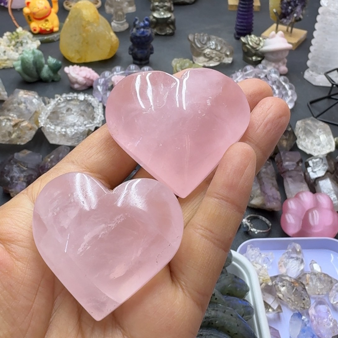 渡***心石材粉晶爱心的小可爱
