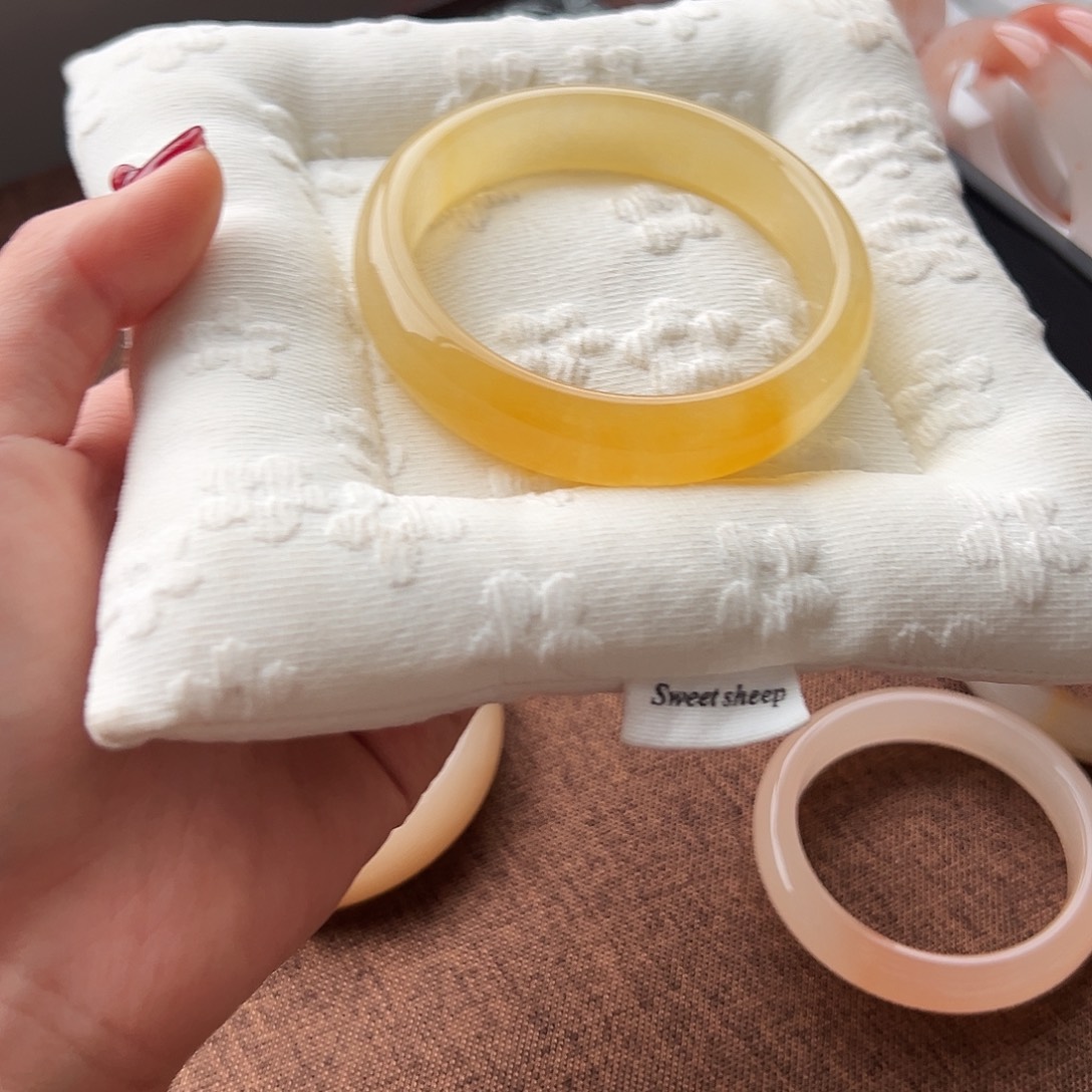 ****.石英质玉未镶嵌手镯