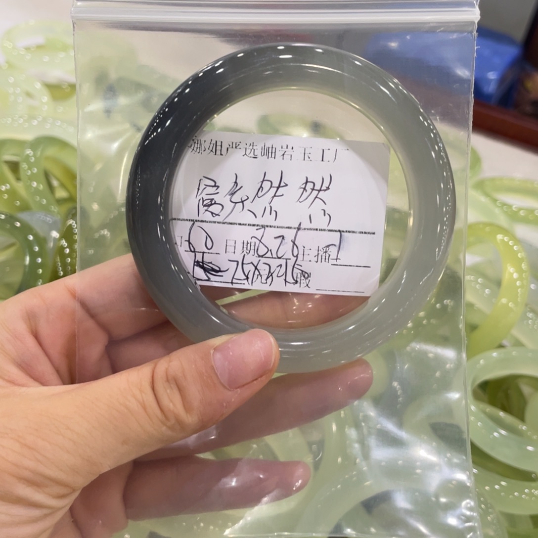 未镶嵌蛇纹石玉手镯窝**然