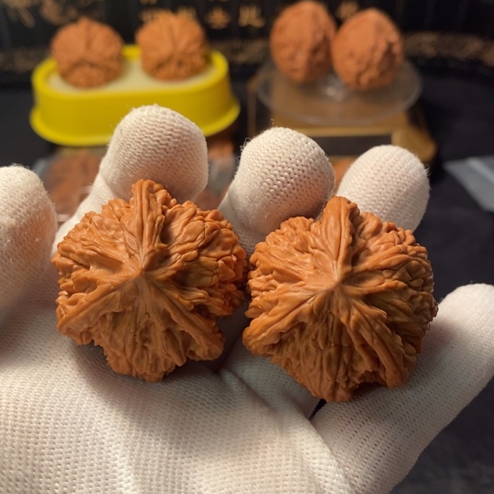 文玩核桃吊坠玉龙三棱