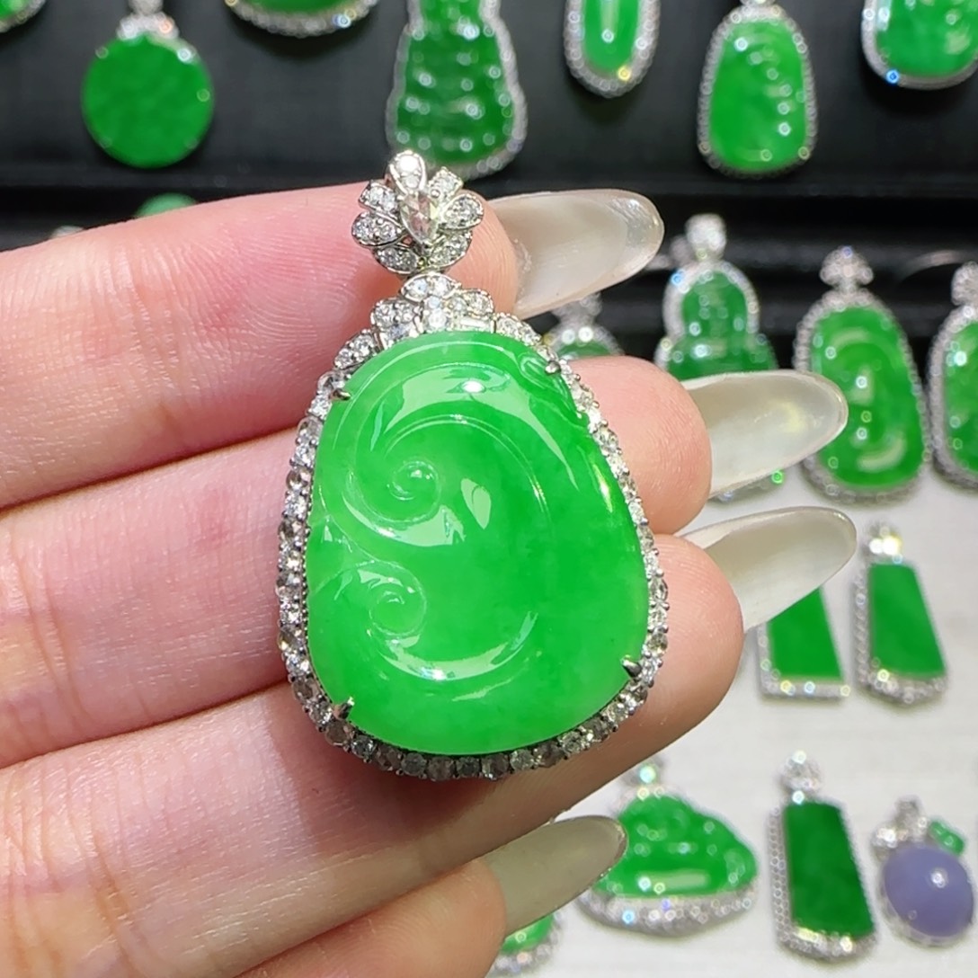 翡翠18K金镶嵌颈饰