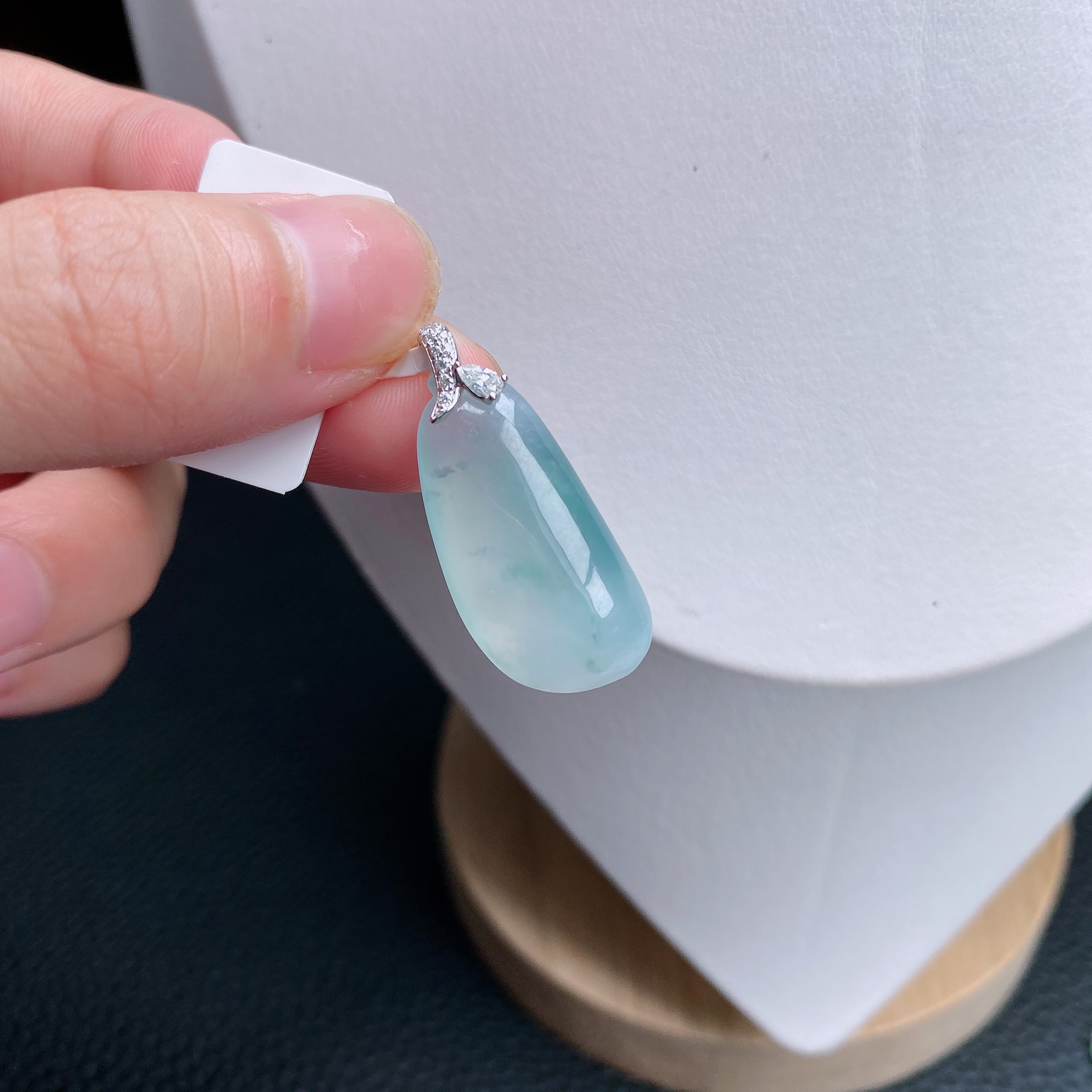 天然A货缅甸翡翠18K金镶嵌高贵精致飘花福瓜 尺寸28.5*12.3*5.7mm