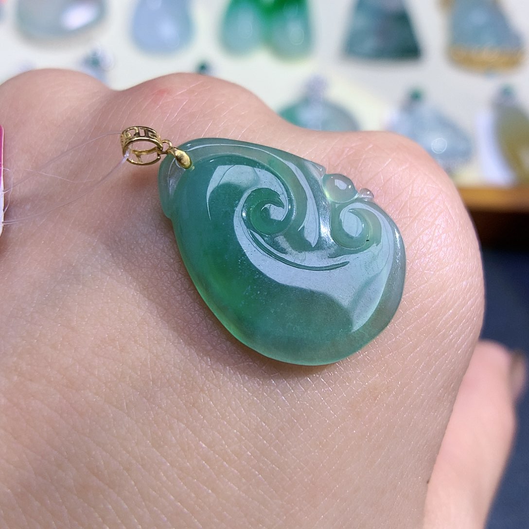 翡翠颈饰18K金镶嵌如意