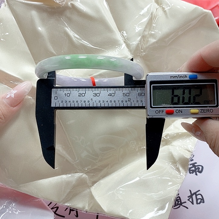 翡翠手镯未镶嵌132。     