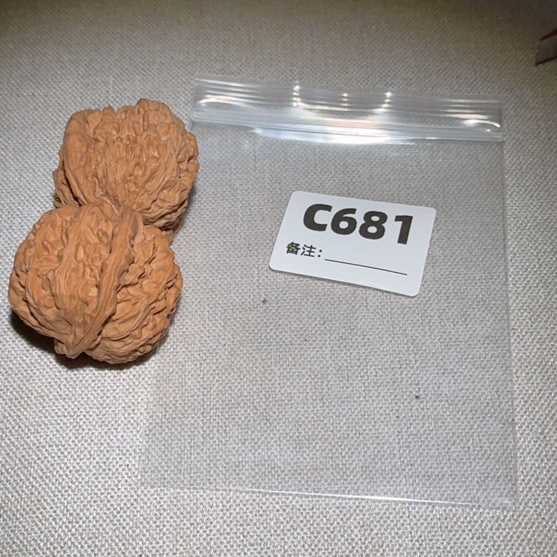 文玩核桃吊坠白狮子681