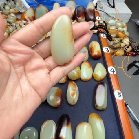 和田玉颈饰未镶嵌多**？