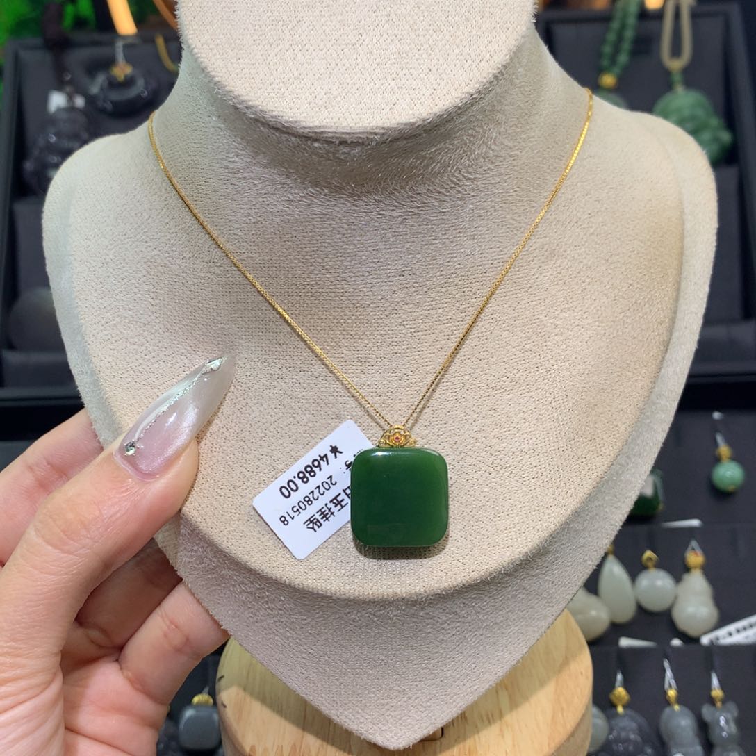 和田玉18K金镶嵌吊坠