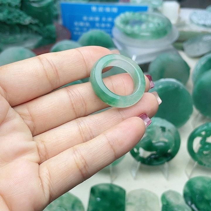 颈饰未镶嵌石英质玉