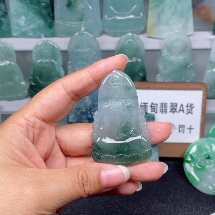 颈饰未镶嵌翡翠素衣观音