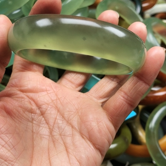 蛇纹石玉手镯未镶嵌小**水