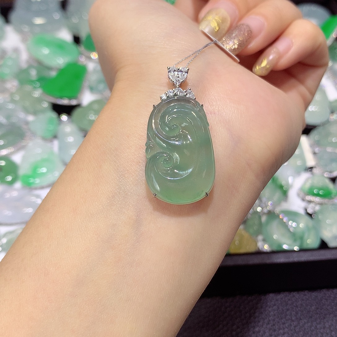 翡翠18K金镶嵌颈饰如意