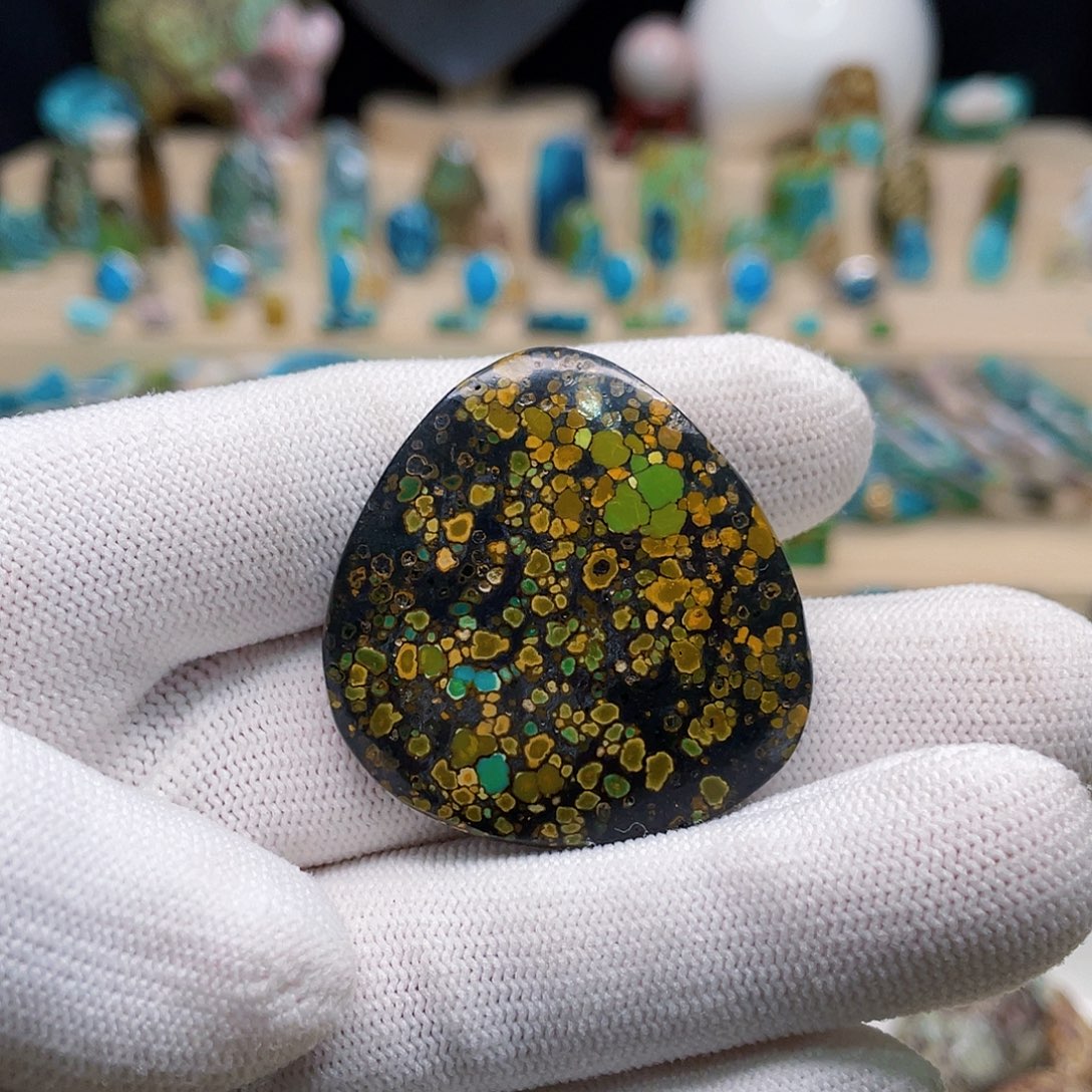 绿松石未镶嵌颈饰