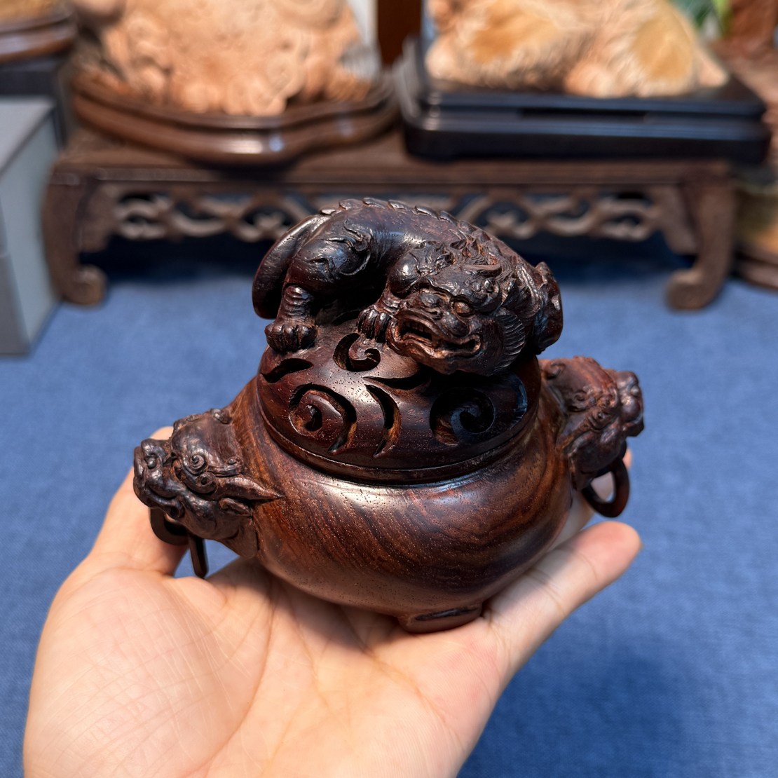 大红酸枝香炉雕刻瑞兽，纯手工雕刻文玩摆件