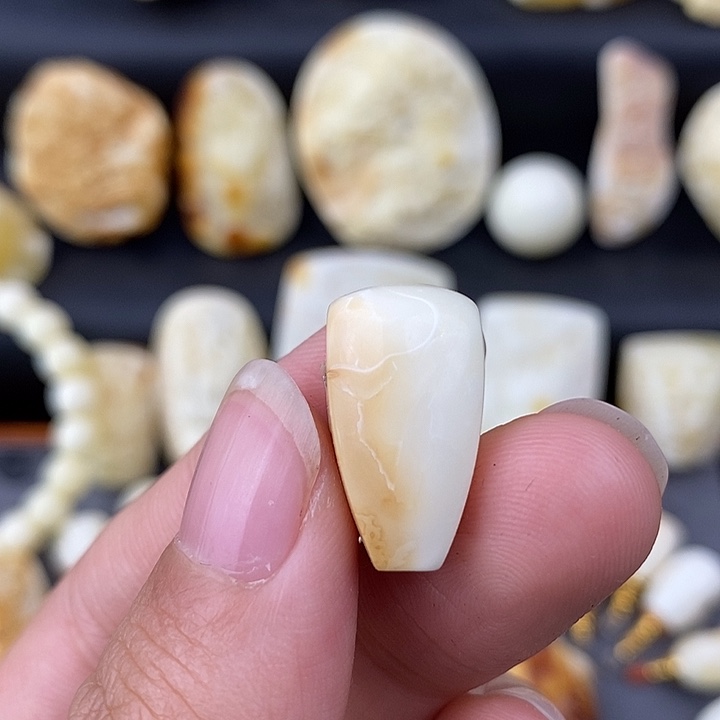 琥珀未镶嵌裸石11三通y55