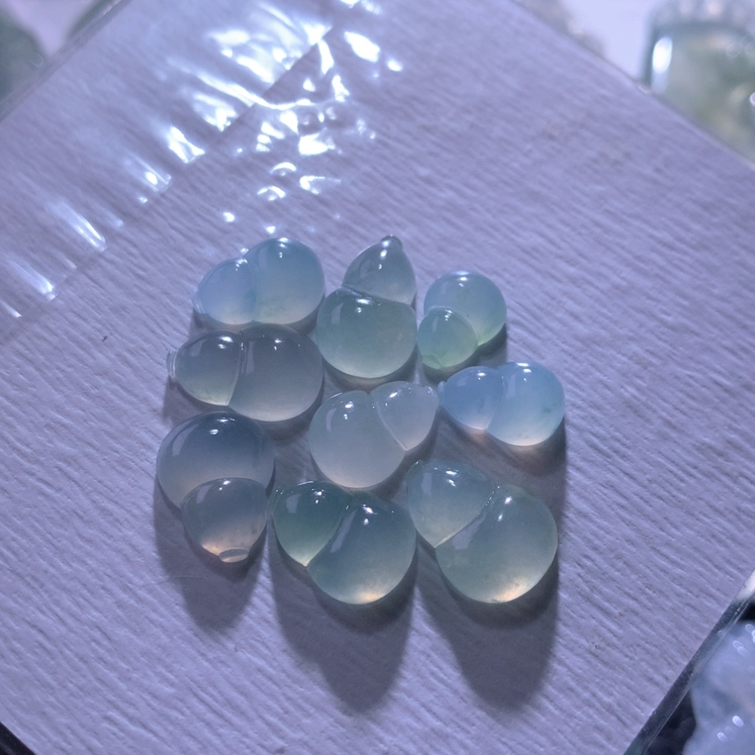 翡翠未镶嵌颈饰一手