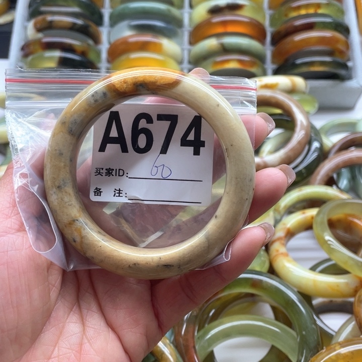 蛇纹石玉手镯未镶嵌