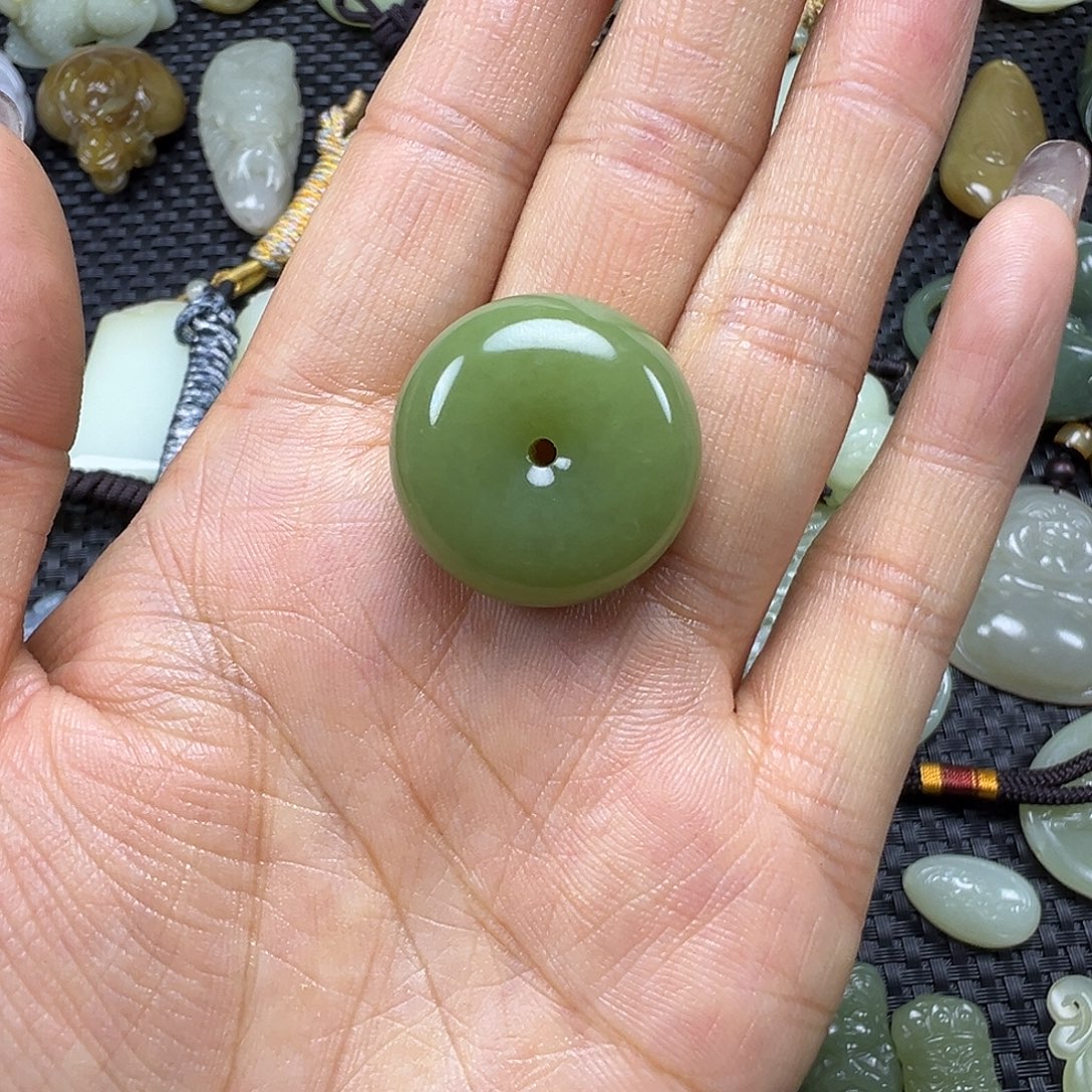 林***婷和田玉未镶嵌吊坠(不含链)买断价，不退不换，卡24.4