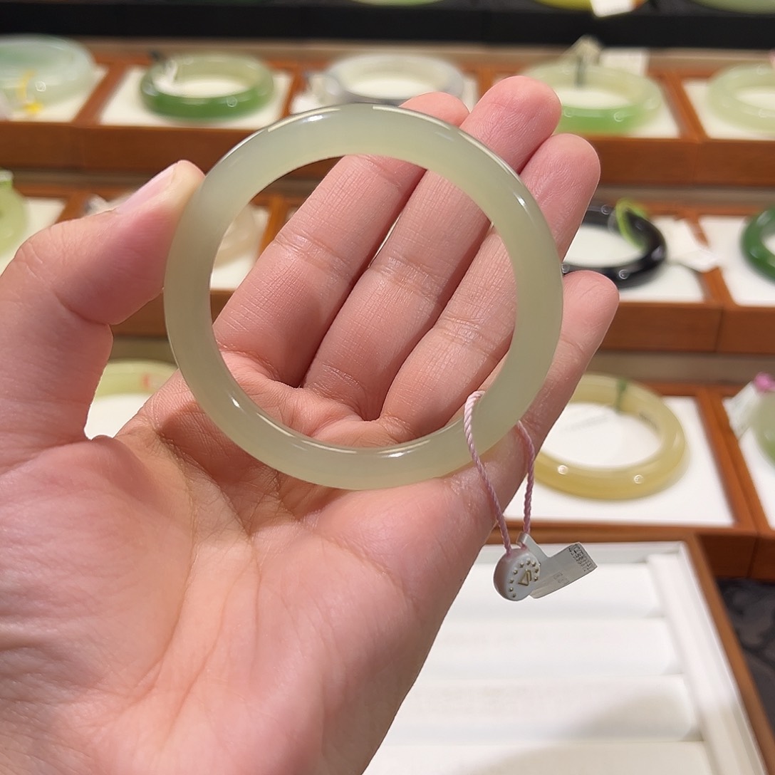 和田玉手镯未镶嵌果*