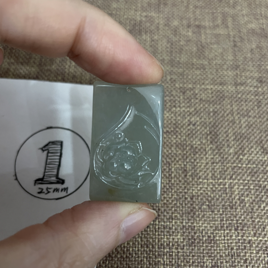 冰晴潵金一品清莲翡翠挂件