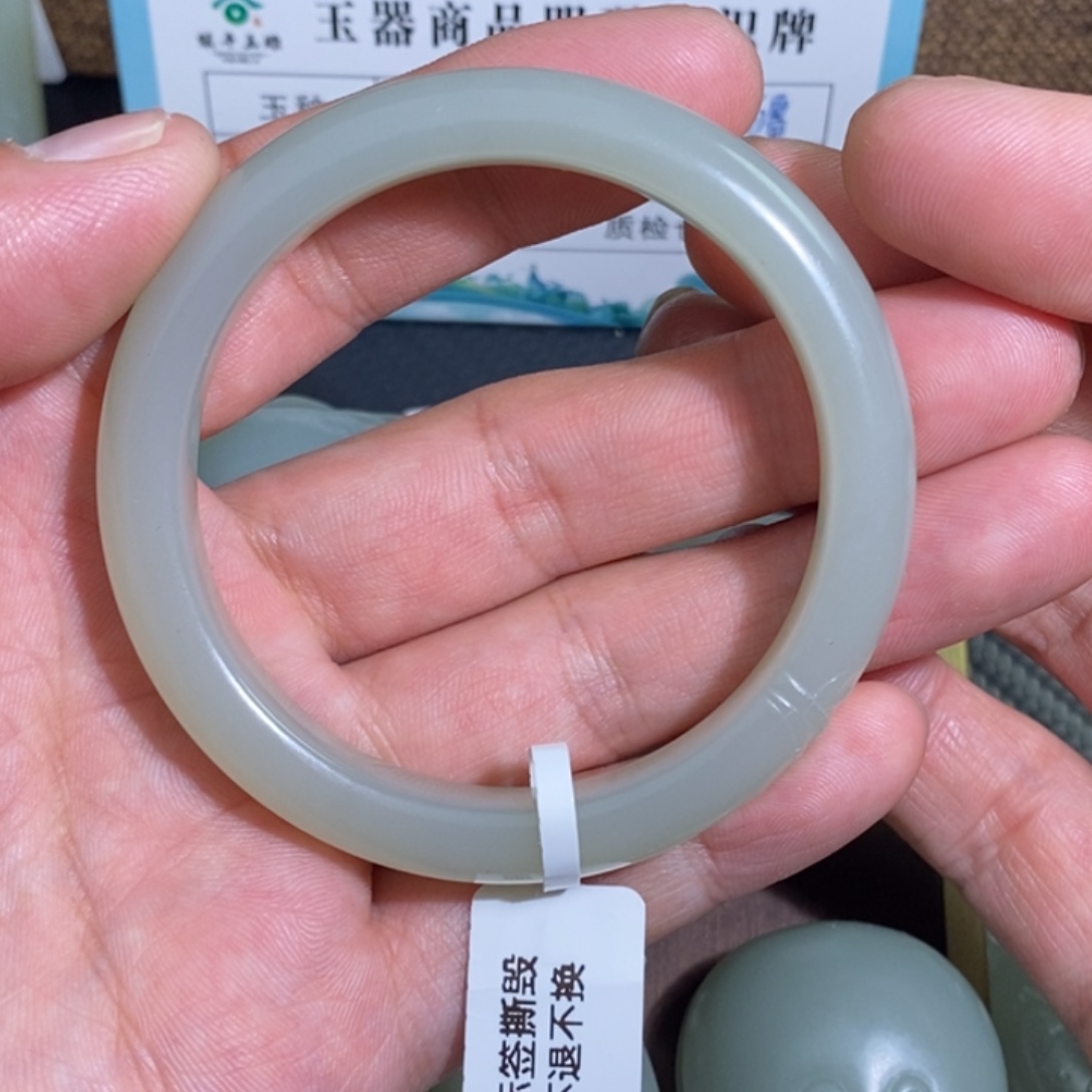 杜***颖和田玉未镶嵌手镯