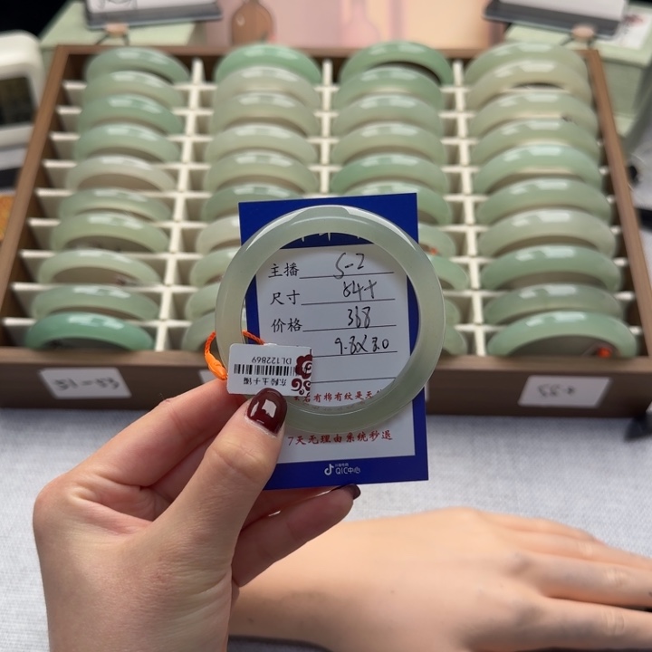 赫***卡东陵石未镶嵌手镯