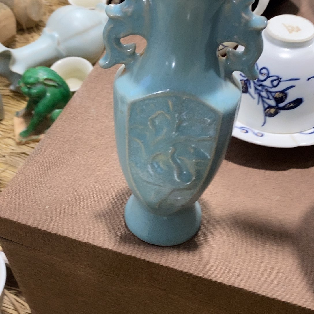 用***5瓷片汝窑的一个小瓶子