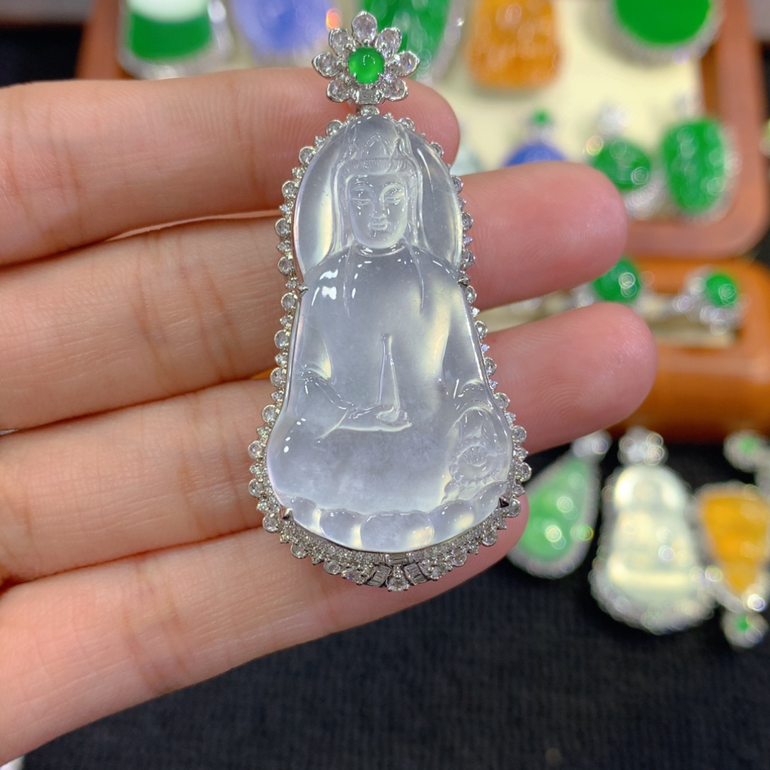 侯***翡翠18K金镶嵌吊坠(不含链)观音