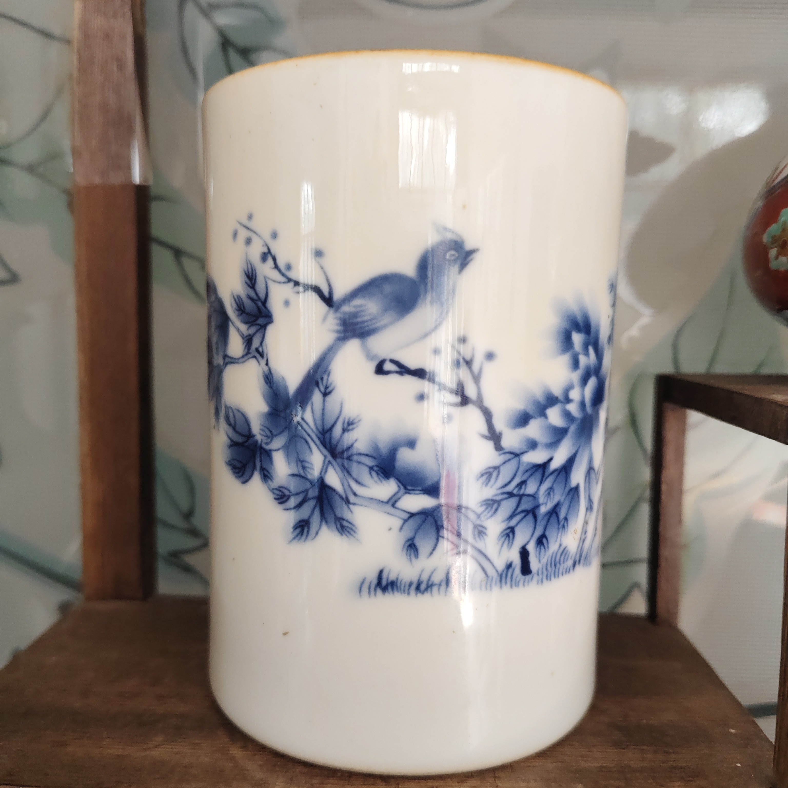 笔筒青花瓷的很有年代感。瓷器。