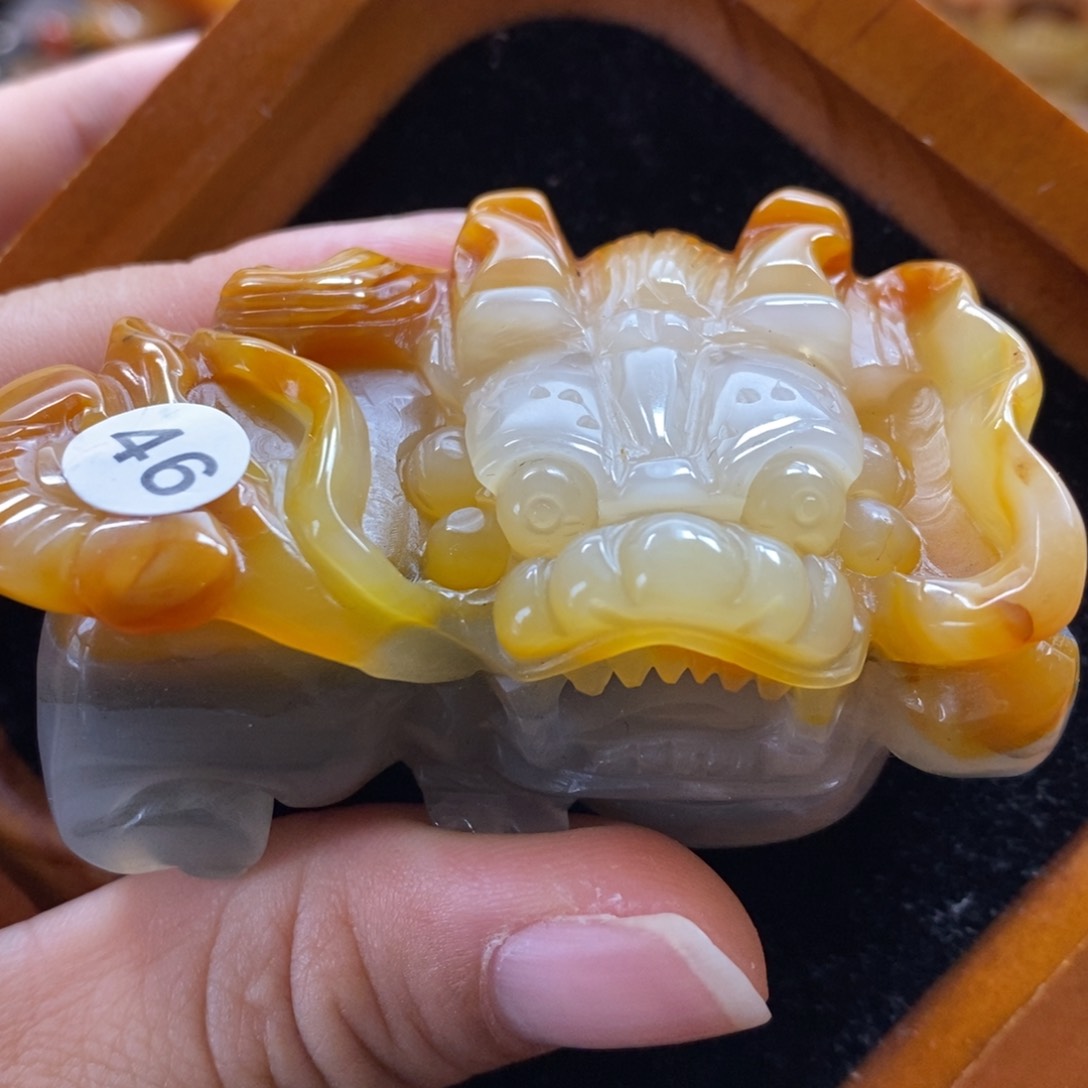 石英质玉（黄龙玉）颈饰未镶嵌有避雕刻