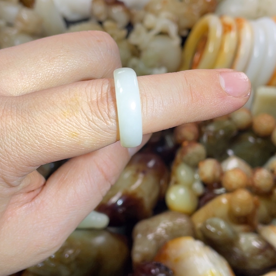 和田玉未镶嵌把件