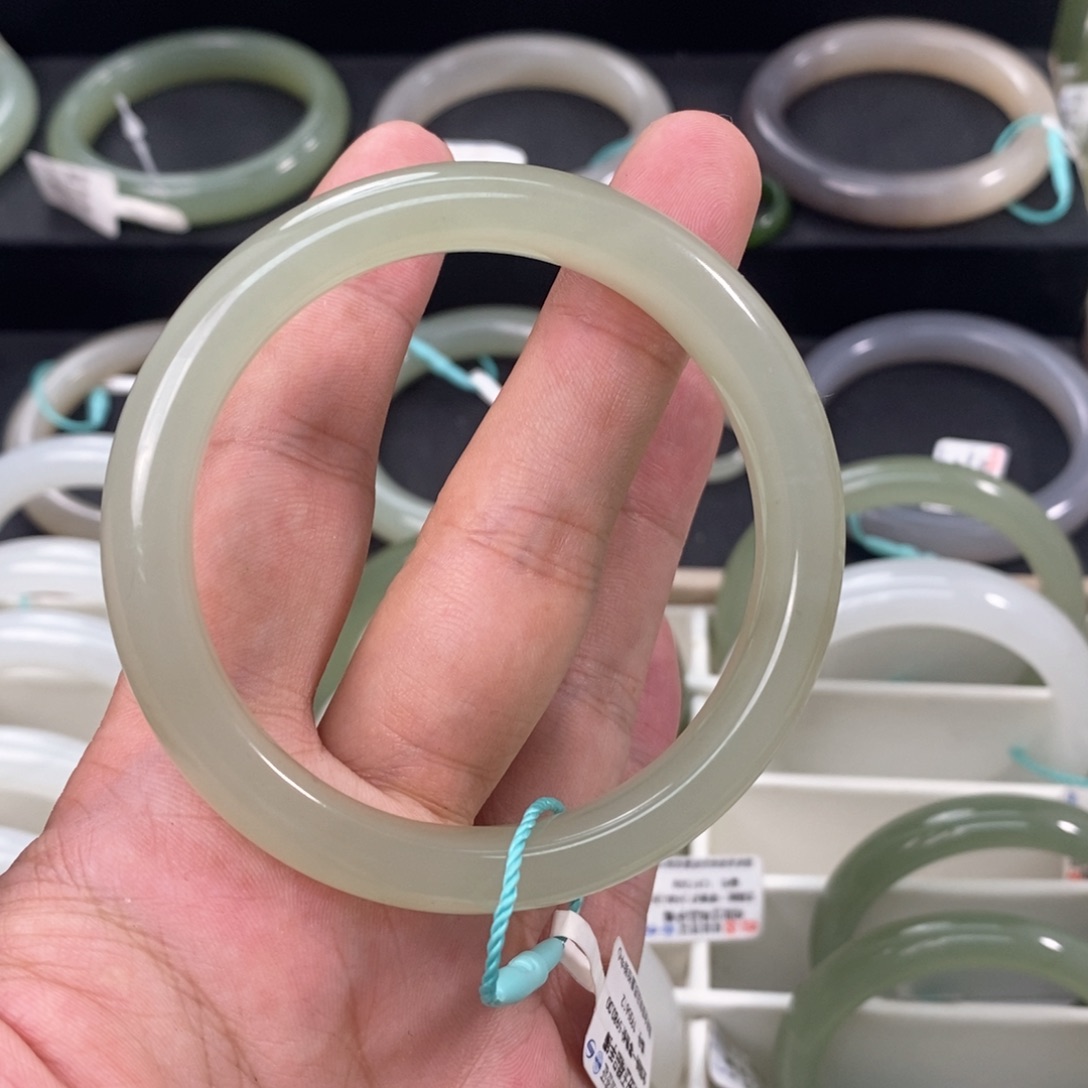 和田玉手镯未镶嵌5556