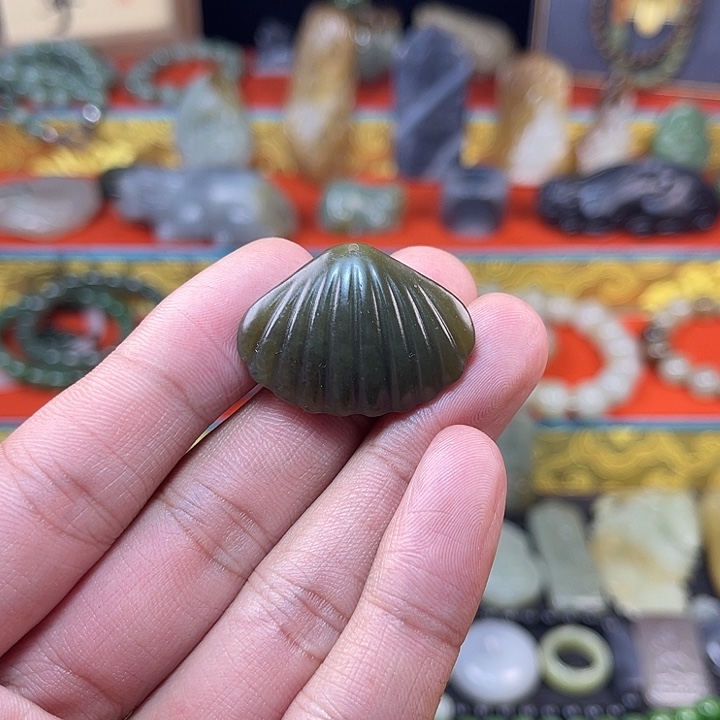 和田玉未镶嵌颈饰福贝
