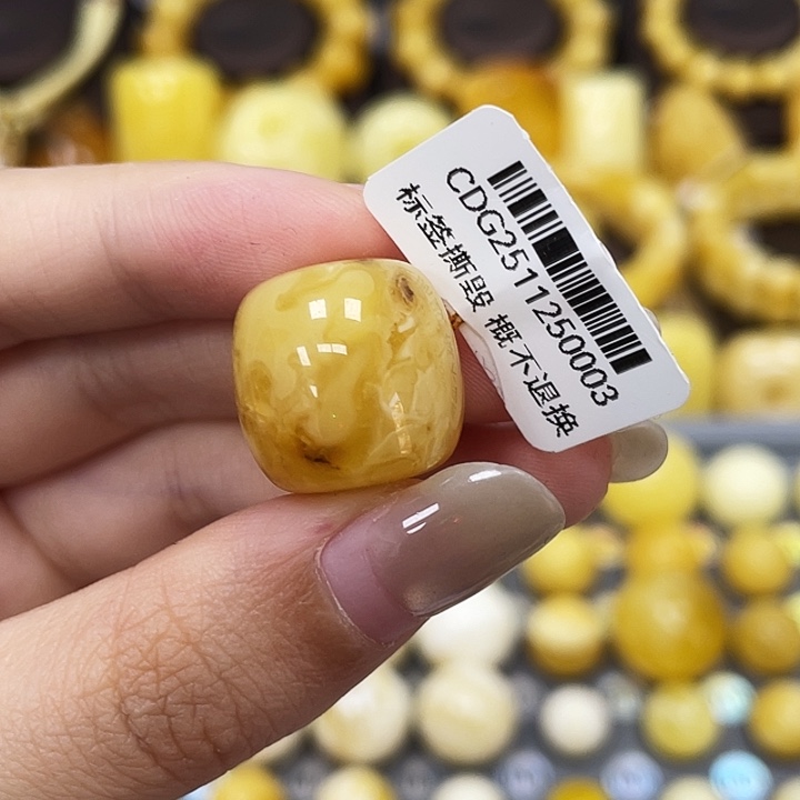 琥珀未镶嵌裸石16.8*16.3mm瑕 0003