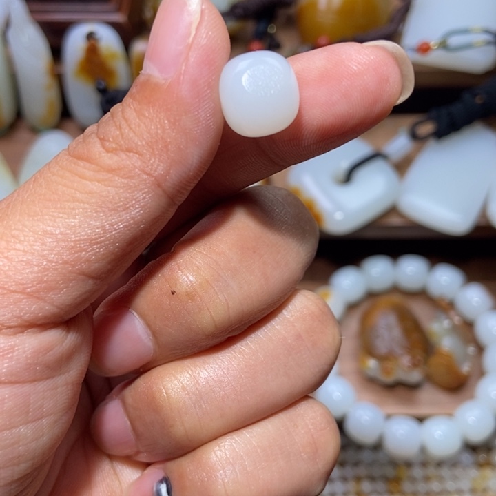 顺***然和田玉未镶嵌颈饰