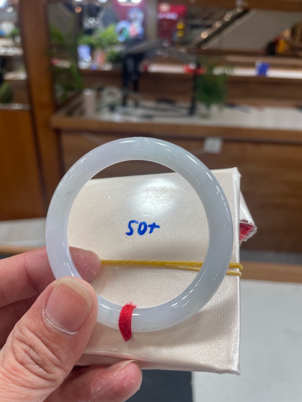 翡翠手镯未镶嵌翡翠